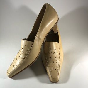 Renē by ara Beige German Made Leather Pointy Low Heel NWOT Size 6 (EU 3.5)